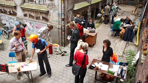 Menschen laufen bei einer Veranstaltung durch das Gängeviertel © Gängeviertel e.V. Foto: Franziska Holz