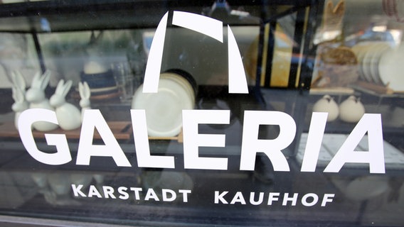 Der Schriftzug "Galeria Karstadt Kaufhof" auf einer Scheibe einer Hamburger Filiale der Warenhaushauskette. © picture alliance/dpa Foto: Bodo Marks