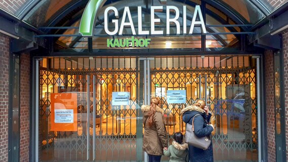 Mehrere Personen stehen vor verschlossenen Türen von Karstadt Galeria Kaufhof. © CityNewsTv 
