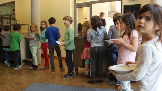 Kinder bei der Essensausgabe in der Ganztagsschule Rothestraße © NDR Foto: Caraolin Fromm