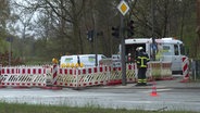 Zwei Feuerwehrmänner betrachten das Gasleck in Hamburg-Schnelsen. © TV Newskontor 