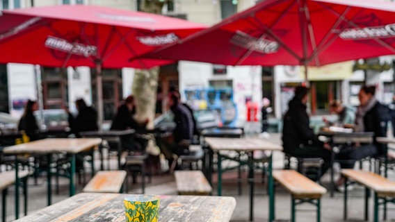 Besucher eines Cafés warten im Hamburger Schanzenviertel auf eine Bedienung. © picture alliance / dpa Foto: Axel Heimken