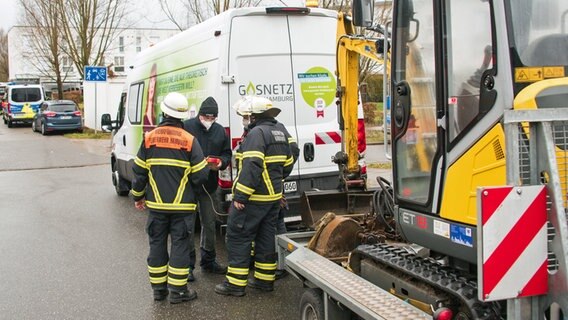 Polizei und Feurwehr sichern das Gelände in Hamburgs Neuallermöhe nach einem Gasalarm. © picture alliance / dpa Foto: Daniel Bockwoldt