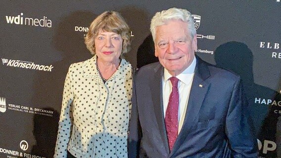 Joachim Gauck blickt in die Kamera. © NDR Foto: Reinhard Postelt