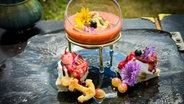 Fruchtige Gazpacho mit Croutons in einer Glasschale serviert. © NDR Foto: Dave Hänsel