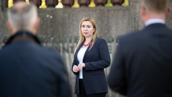 Iryna Tybinka, Generalkonsulin der Ukraine in Hamburg, spricht bei einer Gedenkveranstaltung auf dem Ohlsdorfer Friedhof. Iryna Tybinka, Generalkonsulin der Ukraine in Hamburg, spricht bei einer Gedenkveranstaltung auf dem Ohlsdorfer Friedhof. © dpa Foto: Daniel Reinhardt