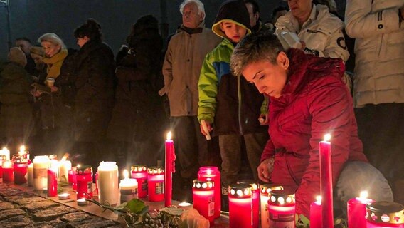 Während einer Gedenkveranstaltung brennen mehrere Kerzen auf dem Hamburger Rathausmarkt. © NDR Foto: Pehlke, Severin