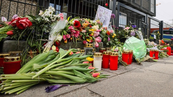 Nach einem Amoklauf mit acht Toten: Blumen und Kerzen vor dem Eingangsbereich eines Gemeindehauses der Zeugen Jehovas in Hamburg. © picture alliance/dpa Foto: Christian Charisius