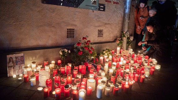 Kerzen stehen nach der Gedenkveranstaltung zum 85. Jahrestag der Pogromnacht vom 9. November auf dem Joseph-Carlebach-Platz in Hamburg © picture alliance / dpa Foto: Georg Wendt