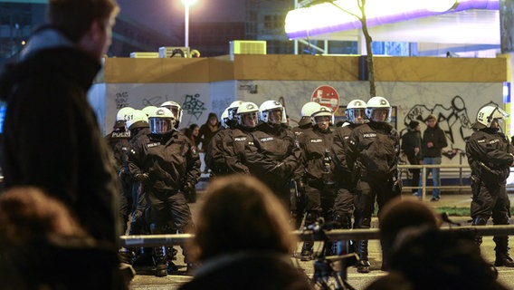 Jugendliche stehen im Schanzenviertel Einsatzkräften der Polizei gegenüber. © dpa Bildfunk Foto: Axel Heimken
