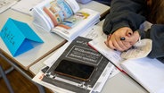 Ein Mädchen aus der Ukraine sitzt in einer Schulklasse. © dpa Foto: Peter Kneffel