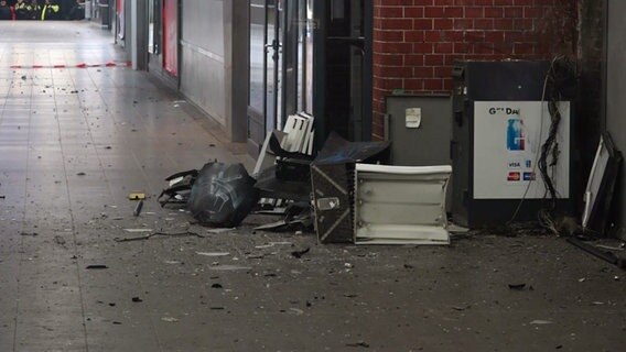 Teile eines gesprengten Geldautomaten liegen auf den Boden einer U- und S-Bahn Station. © NEWS5 