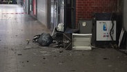 Teile eines gesprengten Geldautomaten liegen auf den Boden einer U- und S-Bahn Station. © NEWS5 
