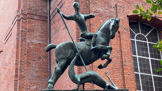 Denkmal des Heiligen Georg hinter der Heiligen Dreieinigkeitskirche in St. Georg Denkmal des Heiligen Georg hinter der Heiligen Dreieinigkeitskirche in St. Georg Foto: Alexander Heinz