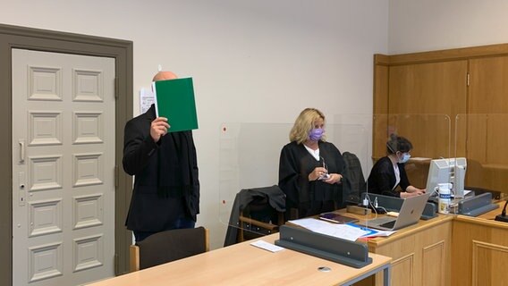 Ein Angeklagter im Gerichtssaal. © NDR Foto: Elke Spanner
