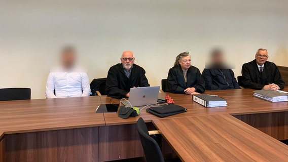 Zwei Angeklagte sitzen mit ihren Verteidigern in Hamburg in einem Gerichtssaal. In dem Berufungsverfahren geht es um ein Autorennen auf der Köhlbrandbrücke, bei dem ein Mensch ums Leben gekommen ist. © NDR Foto: Elke Spanner