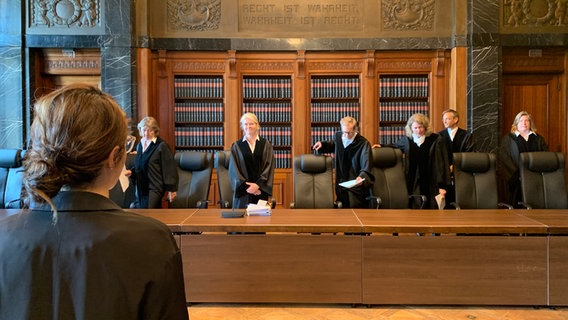 Richter und Anwälte stehen im Gerichtssaal des Hamburgischen Verfassungsgerichts. © NDR Foto: Elke Spanner