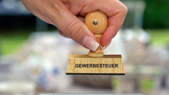 Ein Stempel mit der Aufschrift "Gewerbesteuer". © picture alliance/Bildagentur-online Foto: Bildagentur-online/McPhoto