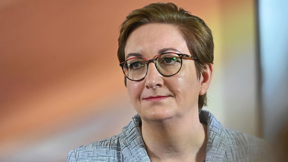 Klara Geywitz (SPD), Bundesbauministerin, äußert sich auf einer Pressekonferenz. © picture alliance/dpa Foto: Philipp Znidar