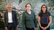 Klara Geywitz (SPD, M), Bundesbauministerin, Karen Pein (SPD), Senatorin für Stadtentwicklung, und Andreas Breitner, vom Verband norddeutscher Wohnungsunternehmen e.V., stehen bei einer Presserunde in den Räumen der Behörde für Stadtentwicklung. © picture alliance/dpa Foto: Christian Charisius