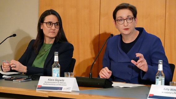 Karen Pein (l.), Hamburger Stadtentwicklungssenatorin, und Bundesbauministerin Klara Geywitz (beide SPD) bei der Landespressekonferenz im Hamburger Rathaus. © picture alliance / dpa Foto: Rabea Gruber