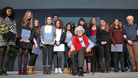 Der Schriftsteller Ralph Giordano in Hamburg mit den Gewinnern des Bertini-Preises. © dpa Foto: Axel Heimken