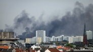 Rauch steigt am Morgen des 07.07.2017 - nach den Krawallen der "Welcome to Hell"-Demo - über dem Schanzenviertel auf. © dpa - picture alliance Foto: Kay Nietfeld
