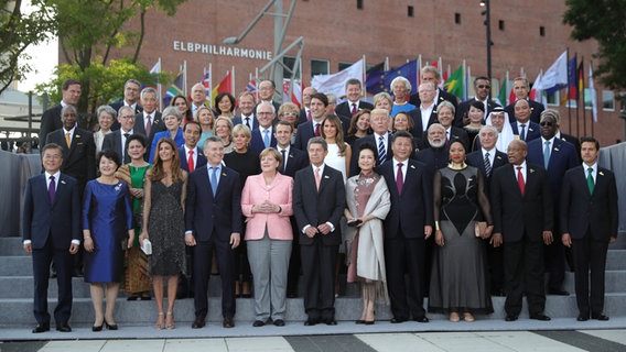 Merkel mit ihren Gästen vor der Elbphilharmonie beim G20-Gipfel © dpa-Bildfunk Foto: Michael Kappeler