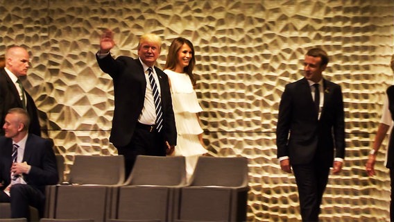 US-Präsident Donald Trump betritt mit First Lady Melania den Großen Saal der Elbphilharmonie. © NDR 