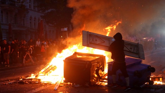 Brennende Barrikaden im Schanzenviertel © dpa-Bildfunk Foto: Bodo Marks;