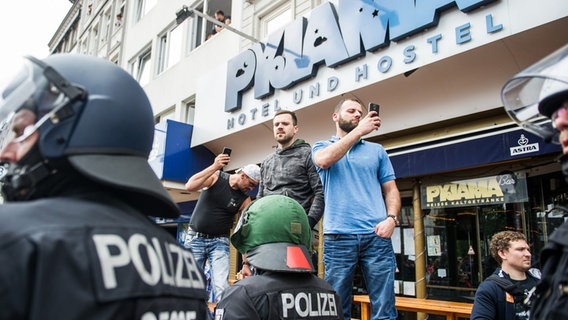 Schaulustige machen Bilder bei der Demonstration "Grenzenlose Solidarität gegen G20" © dpa-Bildfunk Foto: Christina Sabrowsky