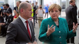 Bundeskanzlerin Angela Merkel und Hamburgs Erster Bürgermeister Olaf Scholz beantworten  in Hamburg nach dem Ende des G20-Gipfels Fragen von Journalisten zu den Ausschreitungen von gewaltbereiten Gipfelgegnern und den Polizeieinsätzen der letzten Tage. © dpa-Bildfunk Foto: Jens Büttner/dpa-Zentralbild