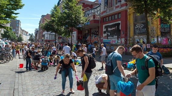 Bewohner räumen am 09.07.2017 in Hamburg vor der Roten Flora die Straße auf. © dpa - Bildfunk Foto: Christophe Gateau