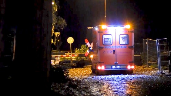 Nach einem Unfall steht ein Rettungswagen an Bahngleisen. © TV-Elbnews Foto: Screenshot