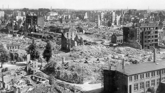 Das Foto vom Juli 1943 zeigt den Hamburger Stadtteil Eilbek kurz nach dem Bombenangriff. © dpa 