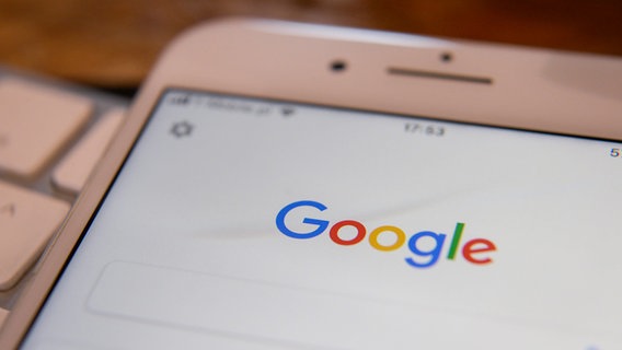 Auf Bildschirm eines Smartphones sieht man die Suchmaschine Google. © picture alliance / NurPhoto | Jaap Arriens Foto: Jaap Arriens