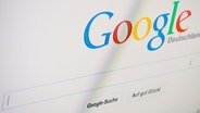 Die Suchmaske von Google ist auf einem Bildschirm zu sehen. © picture alliance / photothek 