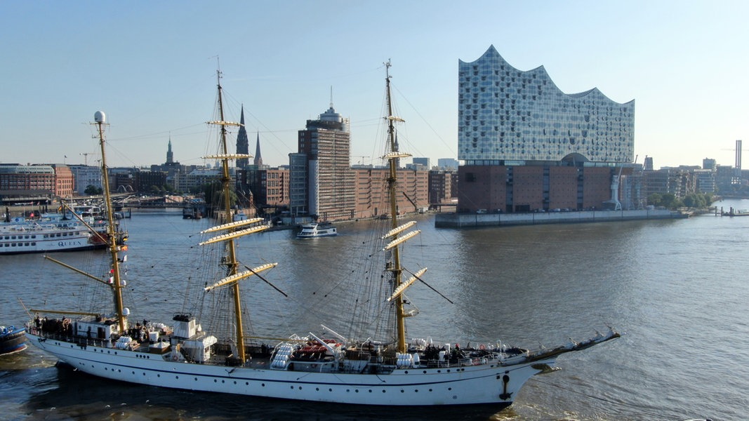 „Gorch Fock“ kommt zu Besuch an die Hamburger Überseebrücke