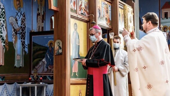 Pavlo Tsvok (r.), Pfarrer der Ukrainisch-Katholischen Kirchengemeinde Hamburgs, und Stefan Heße, katholischer Erzbischof des Bistums Hamburg, bei einem Gottesdienst in der Allerheiligenkirche in Neugraben. © picture alliance/dpa Foto: Markus Scholz