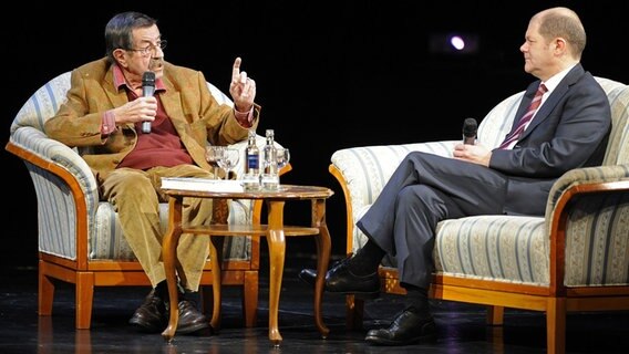 Der Schriftsteller Günter Grass (l) diskutiert mit dem SPD-Spitzenkandidaten Olaf Scholz. © dpa - Bildfunk Foto: Fabian Bimmer