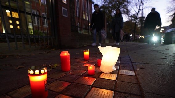 Aktion "Grindel leuchtet": Kerzen stehen an Stolpersteinen vor der Talmud-Thora-Schule im Grindel-Viertel. © picture alliance/dpa Foto: Marcus Brandt
