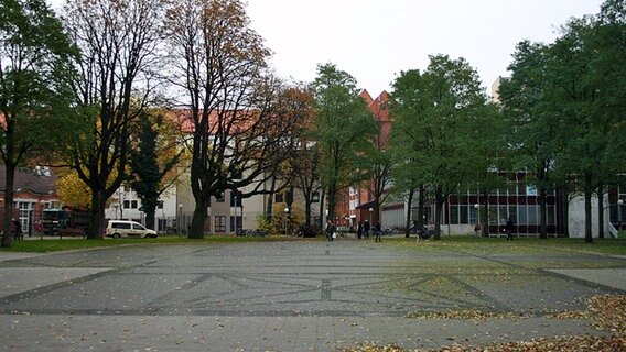 Der Joseph-Carlebach-Platz, ehemals Bornplatz, im Hamburger Grindelviertel. © NDR Foto: Tina Zemmrich
