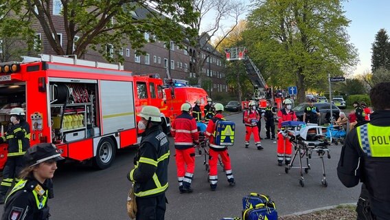Einsatzkräfte der Feuerwehr und Polizei sicher ein Gelände. © NDR Foto: Ingmar Schmidt