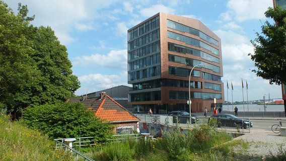 Der Hafenbahnhof und einer Bürohaus der "Columbia Twins" an der Großen Elbstraße in Hamburg  Foto: Marc-Oliver Rehrmann