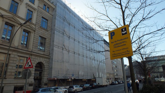 Das Gebäude des früheren Postamtes 11 in Hamburg ist eingerüstet  Foto: Marc-Oliver Rehrmann