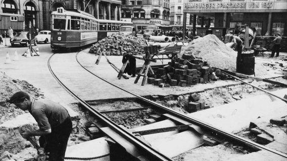 Am Adolphplatz werden unter den Schienen der Straßenbahn zwei Fahrrohre der Großrohrpost verlegt © Hamburger Unterwelten e.V. 