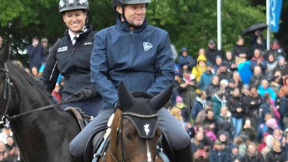 Andy Grote (SPD), Senator für Inneres und Sport, reitet auf einem Pferd beim 91. Deutschen Spring-Derby in Hamburg. © IMAGO / Nordphoto Foto: Nordphoto