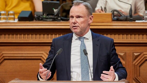 Andy Grote (SPD), Innensenator und Sportsenator von Hamburg, spricht auf einer Sitzung der Hamburgischen Bürgerschaft im Hamburger Rathaus © Georg Wendt/dpa 