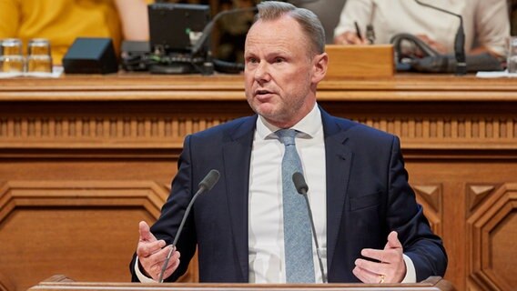 Andy Grote (SPD), Innensenator und Sportsenator von Hamburg, spricht auf einer Sitzung der Hamburgischen Bürgerschaft im Hamburger Rathaus © Georg Wendt/dpa 