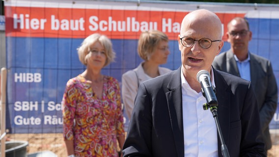 Hamburgs Bürgermeister Peter Tschentscher hält bei der Grundsteinlegung für den Bildungscampus Ausschläger Weg eine Rede. © picture alliance / dpa Foto: Marcus Brandt